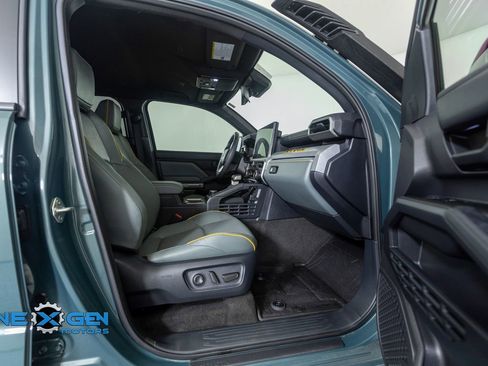 Used 2025 Toyota 4Runner Trailhunter AWD/4WD image 37