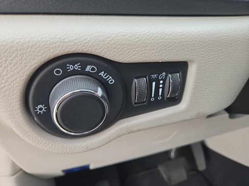 Used 2023 Chrysler Voyager LX FWD image 17