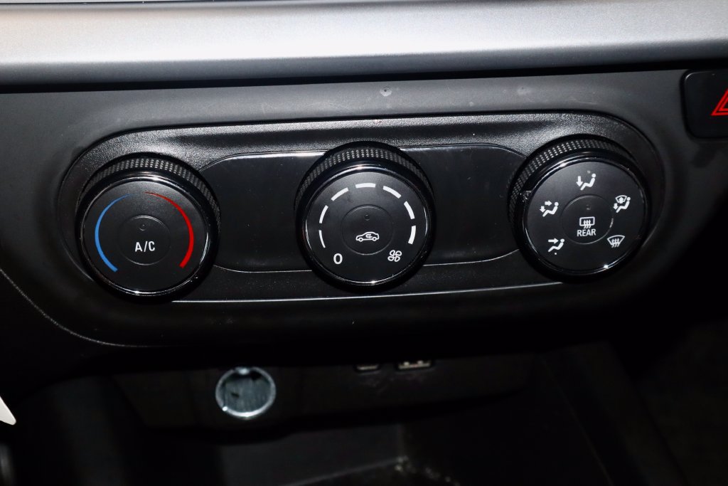 Used 2025 Chevrolet Trax LS FWD image 31