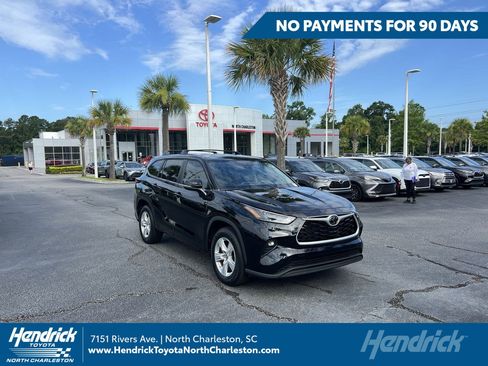 Used 2023 Toyota Highlander LE FWD image 1