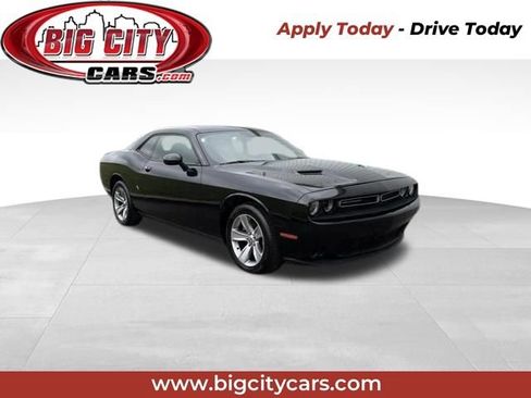 Used 2019 Dodge Challenger SXT RWD image 1