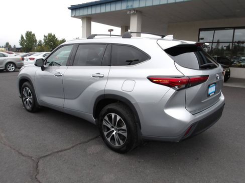 Used 2022 Toyota Highlander XLE AWD/4WD image 3