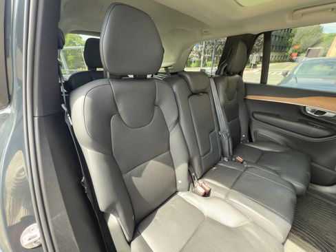 Certified 2022 Volvo XC90 T6 Momentum w/ Advanced Package image 32