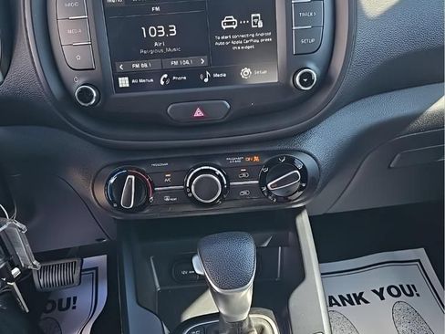 Used 2025 Kia Soul LX w/ LX Technology Package FWD image 11