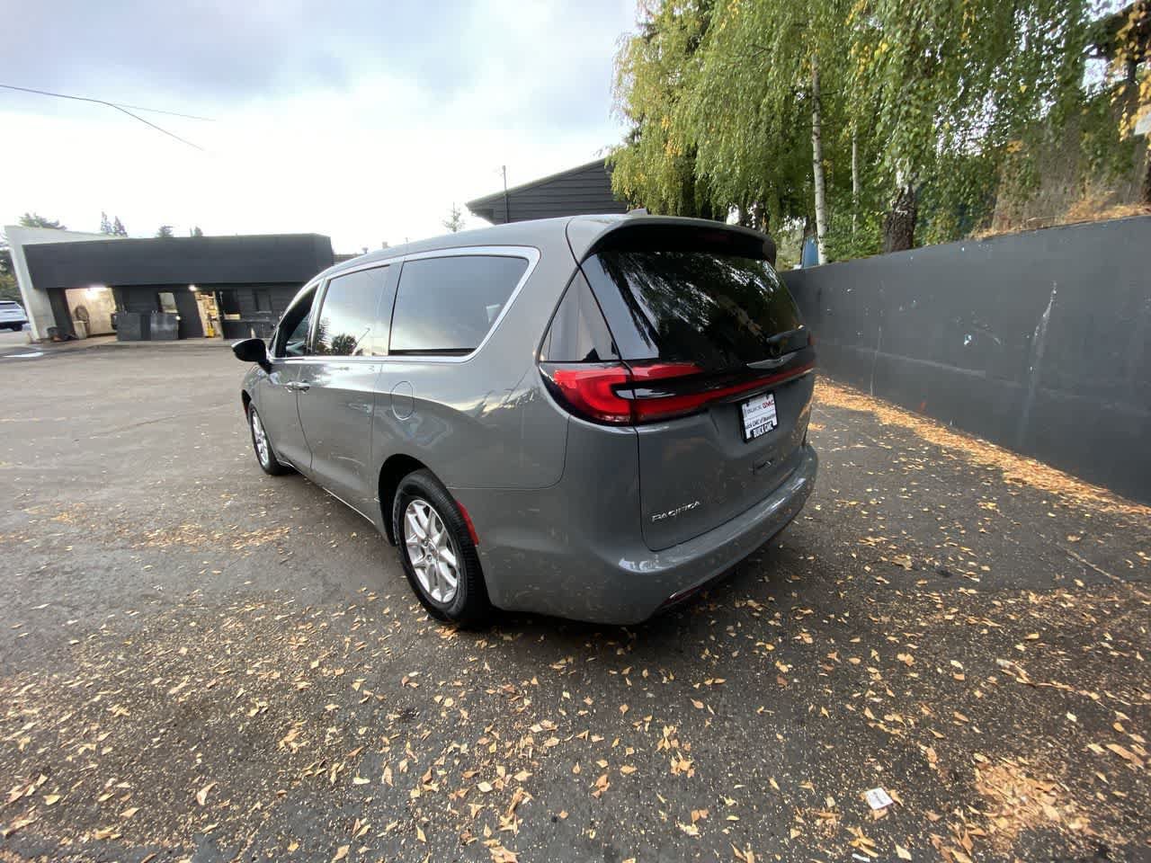 Used 2025 Chrysler Pacifica Select FWD image 4
