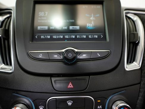 Used 2018 Chevrolet Malibu LT image 38