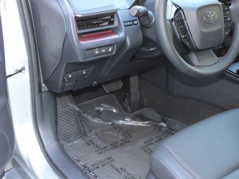 Used 2026 Toyota Prius Plug-In Hybrid image 40