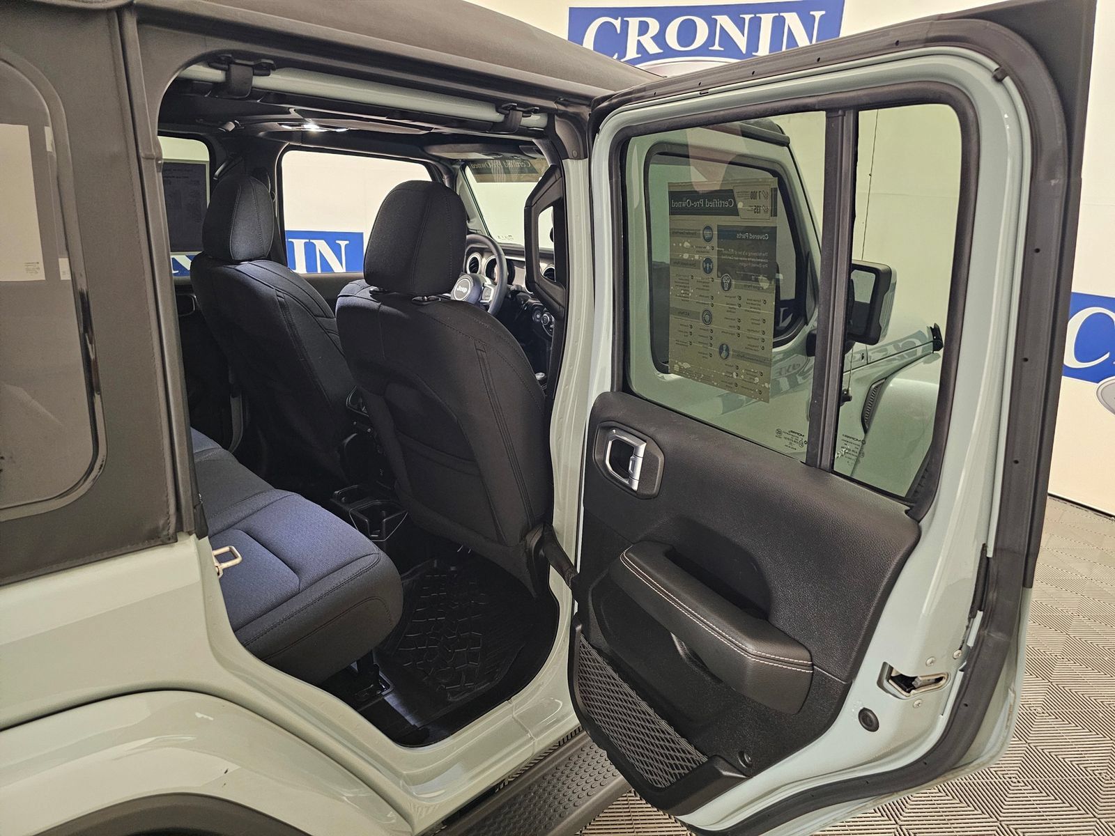 Used 2023 Jeep Wrangler Unlimited Sahara w/ Cold Weather Group AWD/4WD image 28