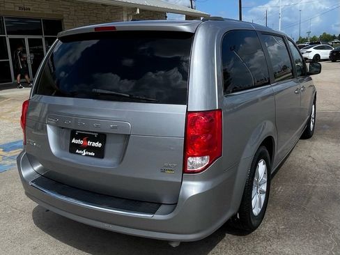 Used 2019 Dodge Grand Caravan SXT image 4