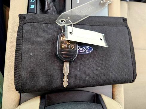 Used 2017 Ford Taurus SEL image 22