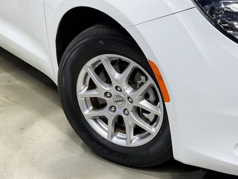 Used 2024 Chrysler Voyager LX image 7