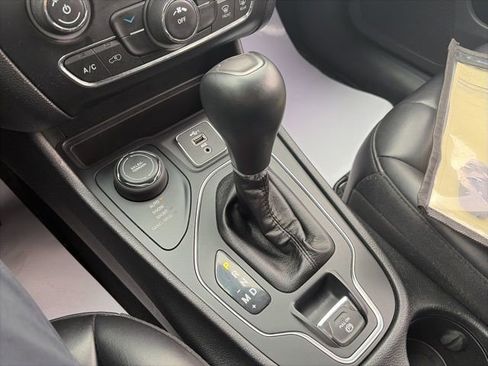 Used 2019 Jeep Cherokee Latitude Plus w/ Cold Weather Group AWD/4WD image 16