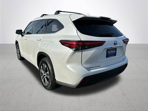 Used 2022 Toyota Highlander XLE image 9