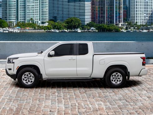 Used 2024 Nissan Frontier SV image 8