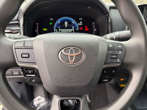 Used 2025 Toyota Camry LE image 27