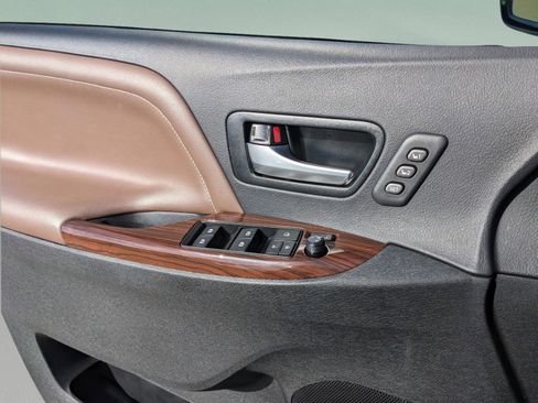Used 2017 Toyota Sienna Limited image 25