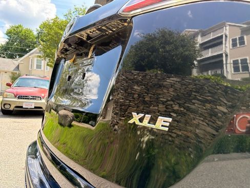 Used 2018 Toyota RAV4 XLE FWD image 10