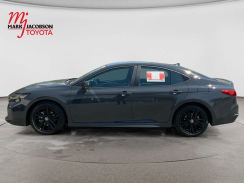 Used 2025 Toyota Camry SE FWD image 9