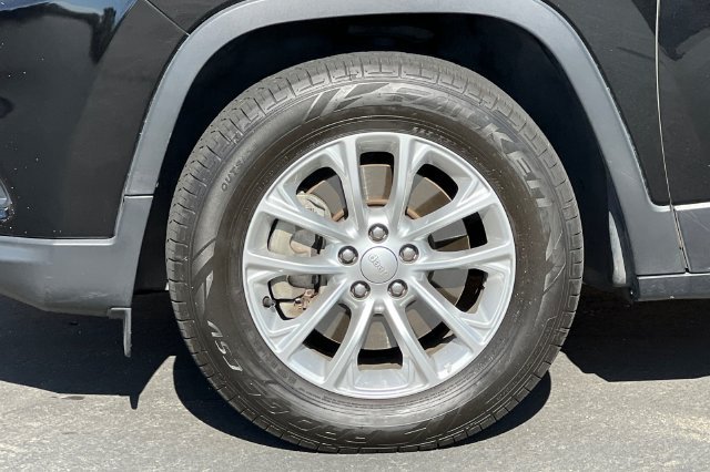 Used 2019 Jeep Cherokee Latitude w/ Popular Appearance Group AWD/4WD image 30