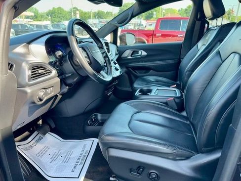 Used 2019 Chrysler Pacifica Touring-L Plus w/ Advanced Safetytec Group FWD image 12