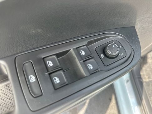 New 2026 Volkswagen Taos SE FWD image 12