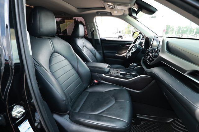 Used 2020 Toyota Highlander XLE AWD/4WD image 30