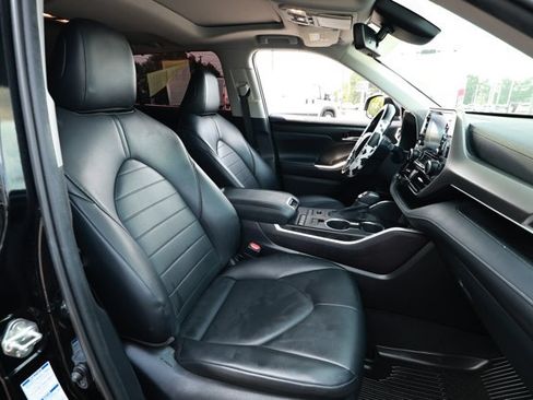 Used 2020 Toyota Highlander XLE AWD/4WD image 30