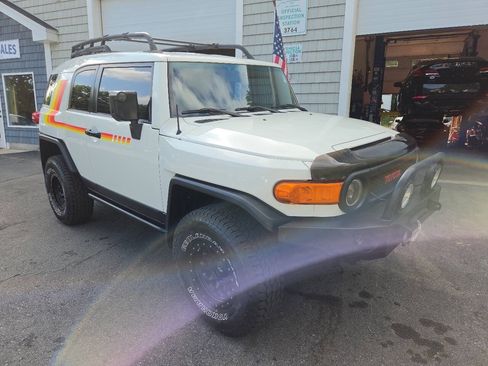 Used 2008 Toyota FJ Cruiser 4WD image 2