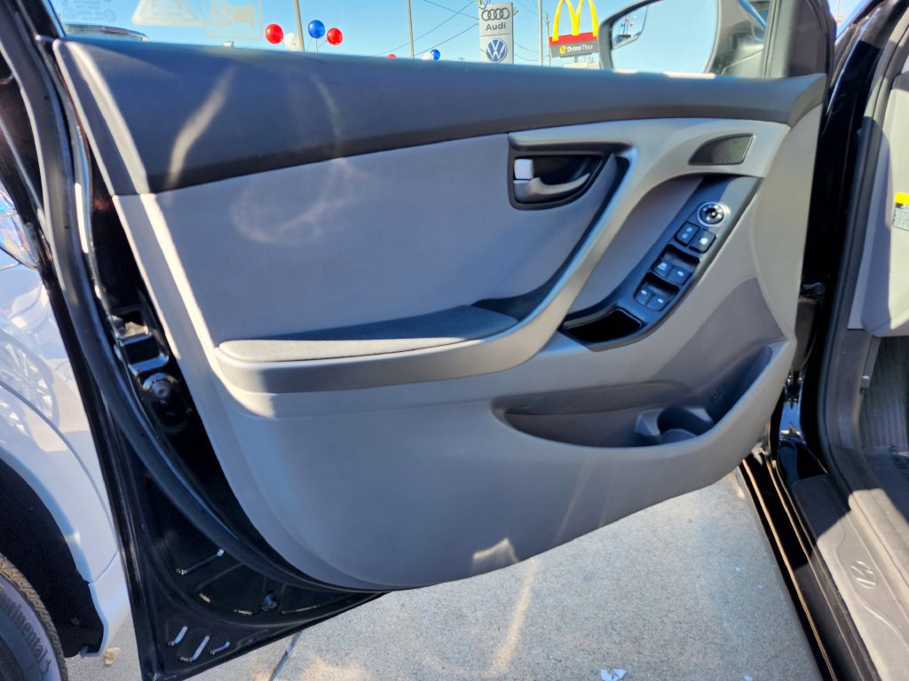 Used 2014 Hyundai Elantra SE w/ Option Group 02 FWD image 9