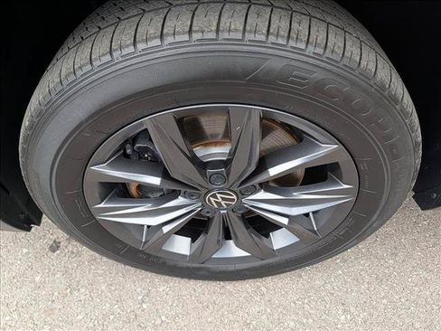 Certified 2023 Volkswagen Tiguan SE w/ Panoramic Sunroof Package FWD image 9