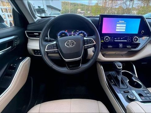 Used 2023 Toyota Highlander Limited AWD/4WD image 8