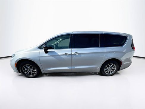 Used 2024 Chrysler Pacifica Touring-L FWD image 2