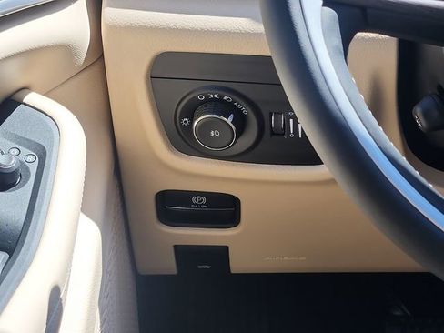 Used 2025 Jeep Grand Cherokee Limited w/ Luxury Tech Group II AWD/4WD image 12