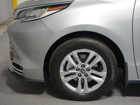 Certified 2023 Toyota Sienna Limited image 5