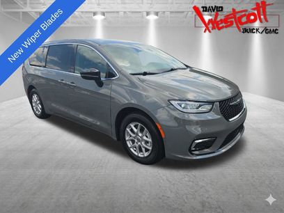 Used 2025 Chrysler Pacifica Select
