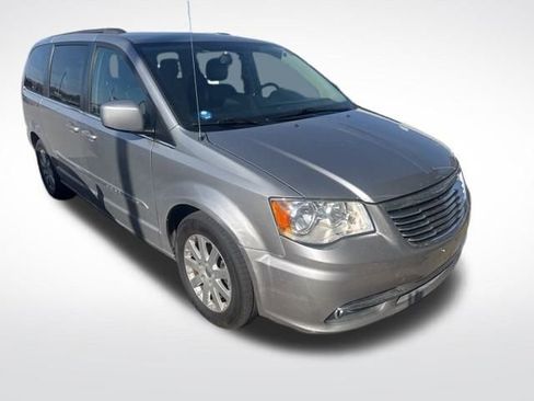 Used 2016 Chrysler Town & Country Touring image 3