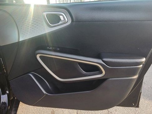 Used 2022 Kia Soul LX image 12