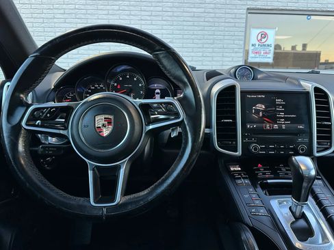 Used 2017 Porsche Cayenne Platinum Edition image 27