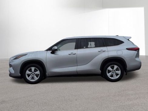 Used 2023 Toyota Highlander LE image 9