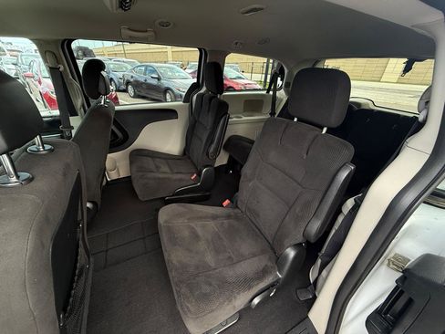 Used 2016 Dodge Grand Caravan SE w/ Quick Order Package 29E SE FWD image 9
