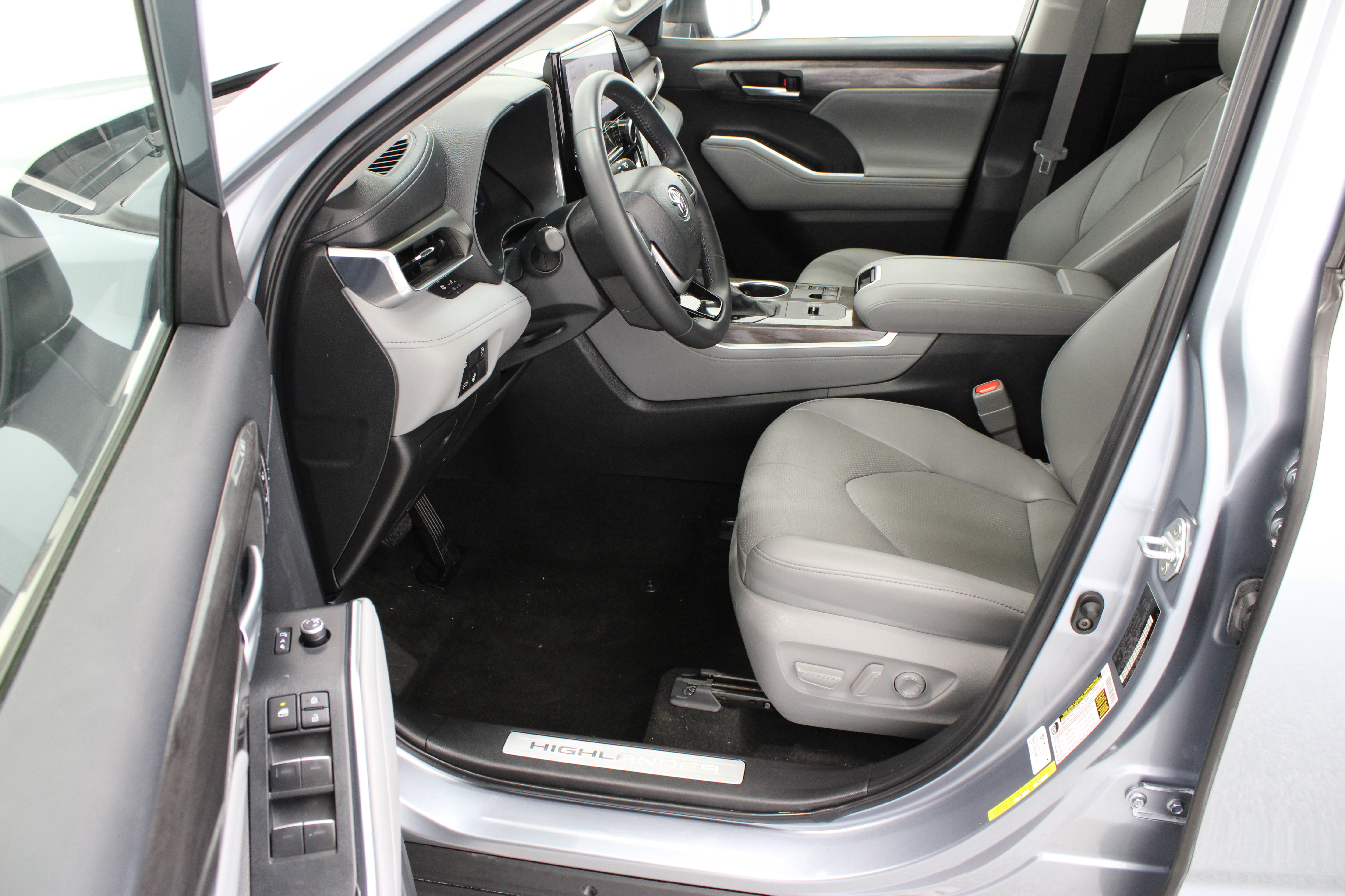 Used 2024 Toyota Highlander Limited FWD image 14