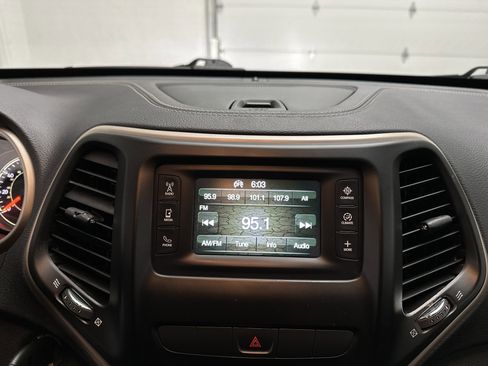 Used 2015 Jeep Cherokee Latitude w/ Cold Weather Group AWD/4WD image 27