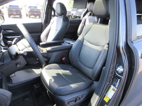 Used 2025 Toyota Sienna Platinum AWD/4WD image 22