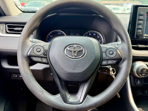 Used 2021 Toyota RAV4 LE AWD/4WD image 19