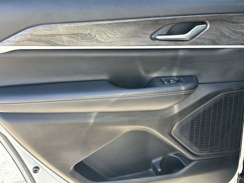 Used 2023 Jeep Grand Cherokee L Limited w/ Black Appearance Package image 23