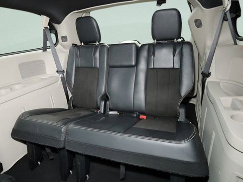 Used 2017 Dodge Grand Caravan SXT image 17