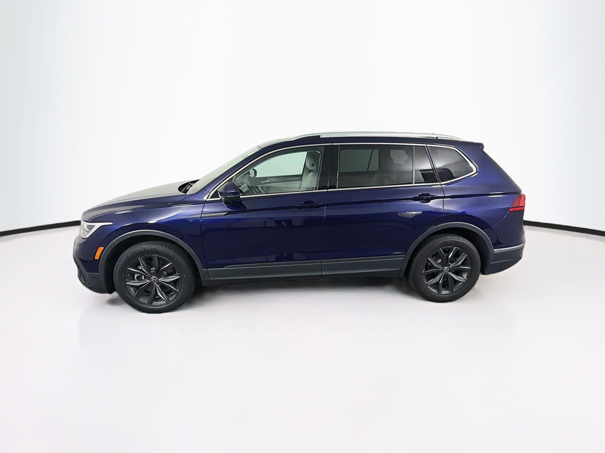 Used 2023 Volkswagen Tiguan SE FWD image 4