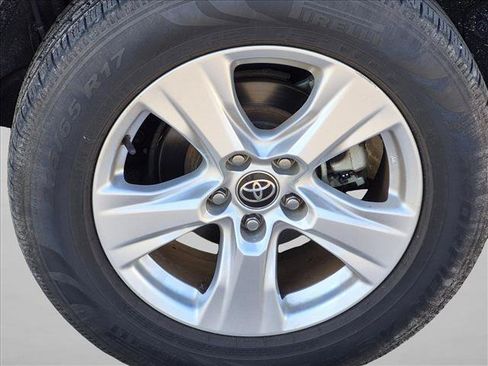 Used 2021 Toyota RAV4 XLE FWD image 16