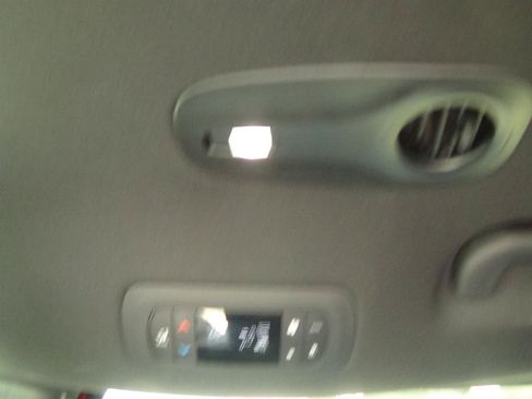 Used 2025 Chrysler Pacifica Select FWD image 16