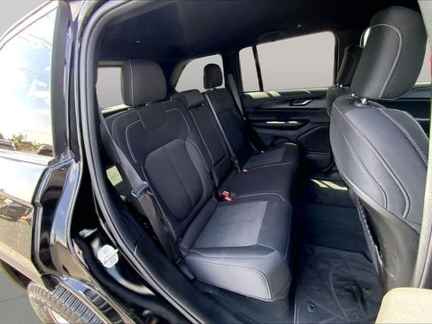 Used 2024 Jeep Grand Cherokee Laredo RWD image 20